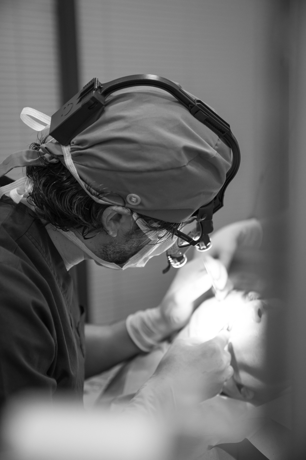 Dr. Víctor Hidalgo operando con fotóforo