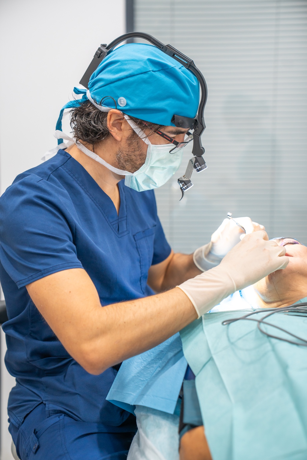 Víctor Hidalgo durante una cirugía de lifting facial